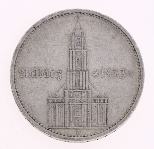 Lote 32 - ALEMANHA NAZI, MOEDA DE 5 REICHSMARK EM PRATA 900, ANO 1934 - Moeda do III Reich comemorativa do 1º Aniversário do Domínio Nazi - Igreja da Guarnição de Potsdam, ano 1934. Peso indicativo: 13,88 g. Dim: 29 mm. Moeda idêntica foi vendida em leilã