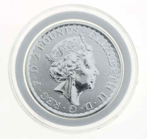 Lote 38 - GRÃ-BRETANHA, MOEDA 2 LIBRAS "BRITANIA" EM PRATA PROOF 999, ANO 2019 - Moeda de Elizabeth II de 2 Pounds 1 Ounce pure Silver 999 Britannia. Peso: 32,54 g (1.04 onça). Dim: 40 mm (diâmetro). Nota: apresentada em alvéolo próprio. Sem classificação