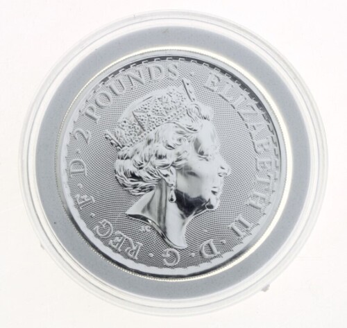 Lote 58 - GRÃ-BRETANHA, MOEDA 2 LIBRAS "BRITANIA" EM PRATA PROOF 999, ANO 2019 - Moeda de Elizabeth II de 2 Pounds 1 Ounce pure Silver 999 Britannia. Peso: 32,54 g (1.04 onça). Dim: 40 mm (diâmetro). Nota: apresentada em alvéolo próprio. Sem classificação