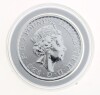 Lote 58 - GRÃ-BRETANHA, MOEDA 2 LIBRAS "BRITANIA" EM PRATA PROOF 999, ANO 2019 - Moeda de Elizabeth II de 2 Pounds 1 Ounce pure Silver 999 Britannia. Peso: 32,54 g (1.04 onça). Dim: 40 mm (diâmetro). Nota: apresentada em alvéolo próprio. Sem classificação - 4