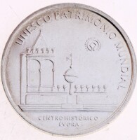 Lote 79 - PORTUGAL, MOEDA DE 5 EUROS EM PRATA 925/000, ANO 2004 - Moeda da República Portuguesa comemorativa do Centro Histórico de Évora, Série Património Mundial. Peso indicativo: 14 g. Dim: 30 mm (diâmetro). Moeda idêntica à venda por € 50. Nota: sem c