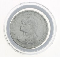 Lote 140 - PORTUGAL, MOEDA DE 1000 REIS EM PRATA 916,6, ANO 1898 - Moeda da Monarquia Portuguesa de D. Carlos I e D. Amélia, 4º Centenário da Descoberta da Índia de 1898. Peso indicativo: 25 g. Dim: 37 mm (diâmetro). Nota: apresentada em alvéolo próprio. 