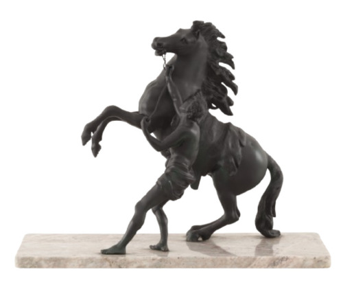 Lote 10 - ESCULTURA DE BRONZE - Escultura de bronze com a forma de cavalo e domado, assente em base de mármore. Dim.: 45x53x35 cm