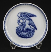 Lote 54 - VISTA ALEGRE, COVILHETE EM PORCELANA - Covilhete com decoração em azul alusiva às "Comemorações dos Descobrimentos Portugueses - Empresa de D. João II". Dim: 12 cm de diâmetro. Nota: marcado na base