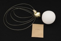 Lote 127 - CANDEEIRO PENDENTE DE TECTO - Candeeiro de lâmpada LED de 3W, estrutura em metal dourado e vidro branco. Dim: 40 cm (prox.). Nota: sem uso, em caixa de origem