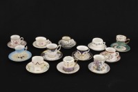 Lote 149 - CHÁVENAS DE CAFÉ EM PORCELANA E FAIANÇA - Conjunto de 12 chávenas com pires, diversas marcas como Vista Alegre, Bavaria, Sacavém, entre outras, modelos e decorações diferentes. Dim: 12 cm (pires). Nota: sinais de uso