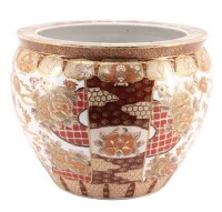 Lote 152 - AQUÁRIO EM PORCELANA CHINESA - Decoração floral em tom castanho, laranja e bege com ornamentos dourados, marcado na base. Interior decorado com carpas e plantas aquáticas. Dim: 32x42 cm