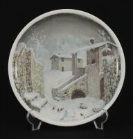 Lote 168 - VISTA ALEGRE, PRATO EM PORCELANA - Decoração com paisagem alusiva ao "Inverno", marcado na base (1980-1992). Dim: 27 cm