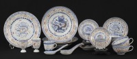 Lote 171 - LOIÇA EM PORCELANA CHINESA - Conjunto de 18 peças em porcelana marcada na base, decoração bago-de-arroz, composto por 2 pratos de sopa, prato raso, 3 chávenas de chá, 1 pires, 3 chávenas de café com pires, 2 suportes de ovos e 3 colheres de sop