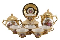 Lote 200 - ARTIBUS / BAVARIA, PARTE DE SERVIÇO DE CAFÉ - Conjunto de 14 peças em porcelana marcada na base, decoração policromada com cenas galantes em fundo dourado, composto por bule e açucareiro (Artibus) e 6 chávenas com pires (Bavaria). Dim: 14 cm (b