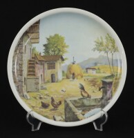 Lote 216 - VISTA ALEGRE, PRATO EM PORCELANA - Decoração com paisagem alusiva ao "Verão", marcado na base (1980-1992). Dim: 27 cm