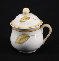 Lote 222 - VISTA ALEGRE, CREMEIRA - Porcelana marcada na base (1947-1968), decoração vegetalista em tom bege. Dim: 8 cm. Nota: sinais de uso