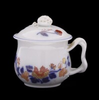 Lote 246 - VISTA ALEGRE, CREMEIRA EM PORCELANA - Decoração Imari com flores e ornamentos dourados, marcada na base. Dim: 8 cm (altura)