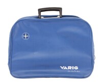 Lote 286 - MALA DE LINHA AÉREA VINTAGE - Mala de viagem da Varig Linhas Aéreas Brasileiras em tela azul com pega preta e fecho de correr. Dim: 30x40x9 cm