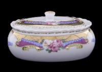 Lote 305 - T. LIMOGES, GUARDA-JÓIAS EM PORCELANA - Caixa oval com decoração floral policromada e ornamentos dourados, marcada na base. Dim: 7x12x10 cm