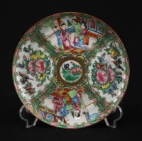 Lote 309 - PRATO EM PORCELANA DA CHINA - Reinado Guangxu (1875-1908). Decoração policromada e dourada "Mandarim". Dim: 22 cm. Nota: sinais de uso