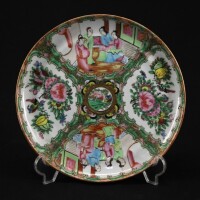 Lote 332 - PRATO EM PORCELANA DA CHINA - Reinado Guangxu (1875-1908). Decoração policromada e dourada "Mandarim". Dim: 25 cm. Nota: sinais de uso