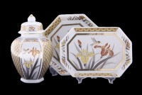 Lote 354 - SEIZAN JAPAN, POTE E COVILHETES EM PORCELANA - Conjunto de 3 peças em porcelana marcada na base, decoração floral com pássaros e ornamentos dourados. Dim: 15 cm (pote)