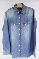 Lote 46 - Lote de 4 camisas tamanho XL de varias marcas diferentes - Camisa de ganga azul “Western” Casual Button Down Scuderia Ferrari para homem é confeccionada em 100% algodão, oferecendo conforto e durabilidade. Esta elegante camisa de ganga apresenta