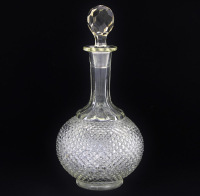 Lote 49 - GARRAFA DECANTER - Em vidro com "Ponta de Diamante" e rolha facetada. Dim: 29 cm