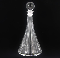 Lote 59 - GARRAFA DECANTER - Em vidro com decoração de frisos verticais e rolha redonda. Dim: 32 cm