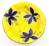 Lote 73 - TAÇA EM FAIANÇA - Decoração floral a azul e amarelo. Dim: 7x32 cm. Nota: sinais de uso