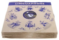 Lote 197 - LINGUAPHONE INSTITUTE, ENGLISH COURSE - Conjunto de 16 discos de vinil "Curso de Inglês". Nota: sinais de uso