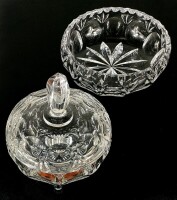 Lote 8 - BOMBONEIRA E TAÇA EM CRISTAL LAPIDADO - produção de meados do século XX, modelo Bamberg por Gorham Crystals, dos Estados Unidos. Pequenos sinais de uso. Diâmetro da taça: 21 cm