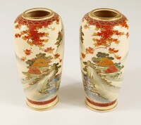 Lote 13 - PAR DE JARRAS EM FAIANÇA JAPONESA SATSUMA - minuciosamente pintadas à mão em policromia e a dourado com paisagens tradicionais, simétricas entre um vaso e outro, marcadas na base, do periodo Meji, meados do século XX. Em bom estado de conservaçã