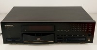 Lote 38 - LEITOR DE CD'S PIONEER PD-S701 - do ano de 1992, com mecanismo de estabilização do disco. Testado e a funcionar, com mínimos sinais de uso. Dimensões: 42x27x13 cm