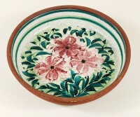 Lote 39 - SALADEIRA EM BARRO COZIDO COM FUNDO VIDRADO - com decoração em tons de verde, vinoso e negro representando flores e folhas. Mínimos sinais de uso. Diâmetro: 28,4 cm