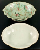 Lote 40 - DOIS COVILHETES EM PORCELANA DA CHINA - sobre pedestal, em formato polilobado, pintados em policromia com motivos florais. Restauro, pequenos defeitos e sinais de uso. Comprimentos: 28 e 30 cm