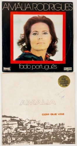 Lote 52 - AMÁLIA RODRIGUES DOIS DISCOS DE VINIL - conjunto composto por dois LP's, o primeiro editado em 1970 pela Valentim de Carvalho para a Columbia Records, com a brochura original de 12 páginas, com o código SPMX 5012 e o segundo em 1974 pela Univers