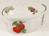 Lote 65 - TERRINA EM PORCELANA COIMBRA- decorada com estampas de vegetais em policromia. Como nova. Comprimento: 31 cm