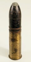 Lote 66 - CARTUCHO DE OBUS 37 MM DA PRIMEIRA GUERRA MUNDIAL - cartucho desactivado de obus de 37 mm, de modelo desenvolvido em 1888 e muito usado durante a primeira guerra mundial, invulgar peça de militaria. Desgastes na pintura e patine. Altura: 18,1 cm