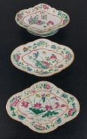 Lote 71 - TRÊS COVILHETES EM PORCELANA DA CHINA - sobre pedestal, em formato polilobado, pintados em policromia com motivos florais, um deles com imagem de Gao Lishi e legenda em caracteres chineses. Pequenos defeitos e sinais de uso. Comprimento (maior):