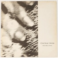 Lote 76 - COCTEAU TWINS DISCO DE VINIL BLUE BELL KNOLL - LP editado em 1988 pela 4AD, em edição limitada com o código CAD 807. Capa com pequenos sinais de uso, disco com mínimos sinais de uso