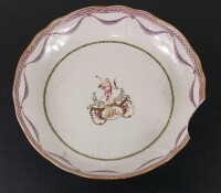 Lote 83 - PRATO FUNDO RECORTADO EM PORCELANA DA CHINA - decoração em policromia com grinaldas e medalhão central com monograma, do período Qianlong (1736-1795). Falta no rebordo, cabelo e outros sinais de uso. Diâmetro: 24,4 cm