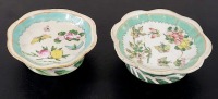 Lote 97 - PAR DE COVILHETES EM PORCELANA CHINESA - Decorados em policromia com frutos e borboletas, sem marcas na base. Pequenas faltas, defeitos e sinais de uso. Diâmetros: 12 e 13 cm