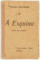 Lote 31 - 1ª EDIÇÃO: À ESQUINA (JORNAL DUM VAGABUNDO) - Fialho d'Almeida, Coimbra, França Amado - Editor, 1903. 1ª edição. Fialho de Almeida tece interessantes considerações em torno das récitas de estudantes em Coimbra, a tourada, Raphael Bordallo Pinhei