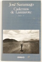 Lote 61 - 1ª EDIÇÃO: CADERNO DE LANZAROTE. DIÁRIO - II - José Saramago, Lisboa, Editorial Caminho, 1995. 1ª edição. Encadernação editorial em brochura, conservando a respectiva sobrecapa de protecção. Foto de Sebastião Salgado. Nota: miolo limpíssimo, exe