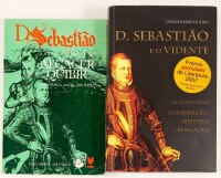 Lote 71 - D. SEBASTIÃO ANTES; D. SEBASTIÃO E O VIDENTE. 2 OBRAS - Francisco Sales Loureiro, Lisboa, Veja; Documenta Histórica, 1978; Deana Barroqueiro, Porto, Porto Editora, 2006. 2 obras. Encadernações editoriais em brochura. Nota: miolos em bom estado d