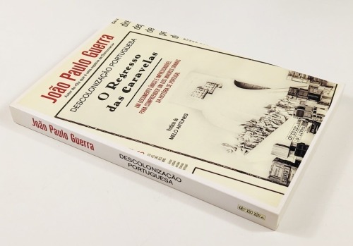 Lote 86 - DESCOLONIZAÇÃO PORTUGUESA. O REGRESSO DAS CARAVELAS - João Paulo Guerra, Lisboa, Oficina do Livro, 2009 . Encadernação editorial em brochura. Obra esgotada e procurada. Excelente exemplar, como novo. Miolo limpíssimo