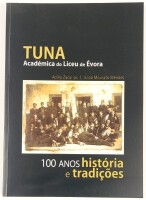 Lote 92 - TUNA ACADÉMICA DO LICEU DE ÉVORA. 100 ANOS, HISTÓRIA E TRADIÇÕES - Adília Zacarias; Isilda Mourato Mendes, [s.l.], [s.n.], 2012. Obra amplamente documentada e ilustrada. Encadernação editorial em brochura, de grande formato. Excelete exemplar.