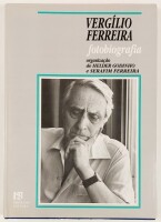 Lote 107 - VERGÍLIO FERREIRA, FOTOBIOGRAFIA - organização de Helder Godinho e Serafim Ferreira, Lisboa, Bertrand Editora, 1993. Amplamente documentada e ilustrada. Encadernação editorial cartonada, conservando a respectiva sobrecapa de protecção. Óptimo e