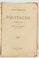 Lote 125 - APONTAMENTOS DE EQUITAÇÃO - coordenados por Júlio de Oliveira, Major de Cavalaria, Porto, Empr. Ind. Gráfica do Porto, 1923. Reproduções fotográficas intercaladas e em extra-texto. Raríssimo. Peça de colecção. Em brochura. Nota: falta das capas