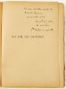 Lote 127 - AUTÓGRAFO A DAVID LOPES: NO FIM DO OUTONO - Visconde de Carnaxide, Lisboa, Imprensa Nacional de Lisboa, 1922. Exemplar extremamente valorizado com dedicatória autógrafa dirigida a David Lopes, datada do ano da publicação. Visconde de Carnaxide. - 2