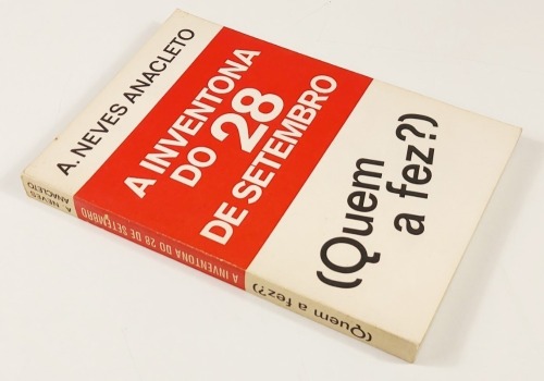 Lote 138 - A INVENTONA DO 28 DE SETEMBRO. (QUEM A FEZ?) - A. Neves Anacleto, [s.l.], Edição do autor, [1975?]. Encadernação editorial em brochura. Bom exemplar. Miolo limpo. Nota: marginais picos de acidez na lombada e capas; miolo limpíssimo