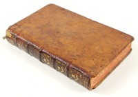 Lote 139 - LE TRESOR DU PARNASSE OU LE PLUS JOLI DES RECUEILS. TOME PREMIER - [Martin et Laurent-Pierre Beranger Couret de Villeneuve], Londres, [s.n.] 1762. Raríssima peça setecentista. Encadernação inteira em pele com ferros e gravações a ouro e título 