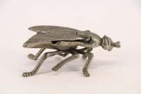 Lote 38 - MOSCA, CINZEIRO - Em metal prateado em forma de mosca. Dim: 6x17x8 cm